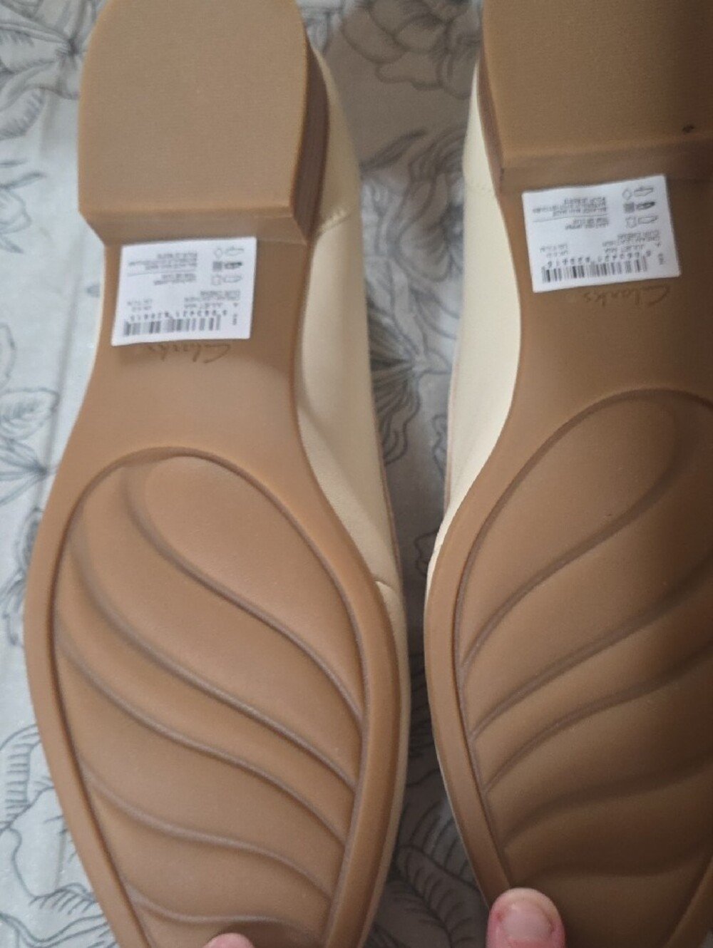 Clarks Cream Loafers with Gold Chain Trim - Picture 5 of 9